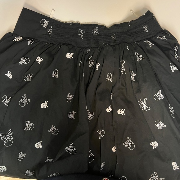 SARA USA Black Skull Skirt Midi with white skulls Elastic Waist Size Large NWOT - Picture 8 of 10